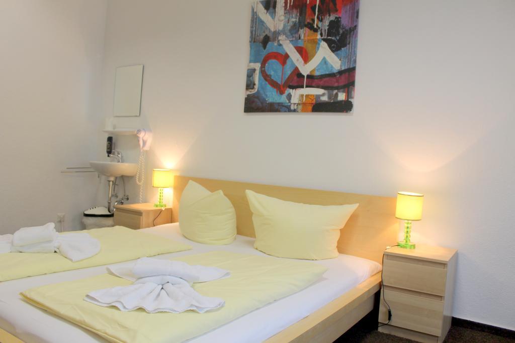Pension Central Hostel Берлин Екстериор снимка