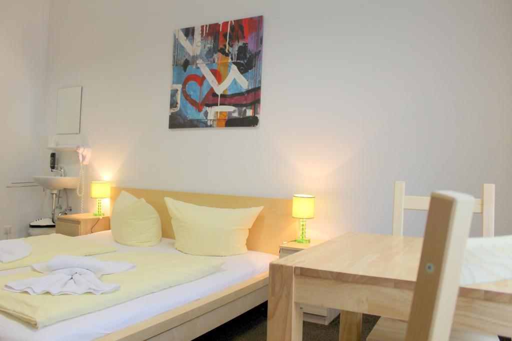 Pension Central Hostel Берлин Екстериор снимка