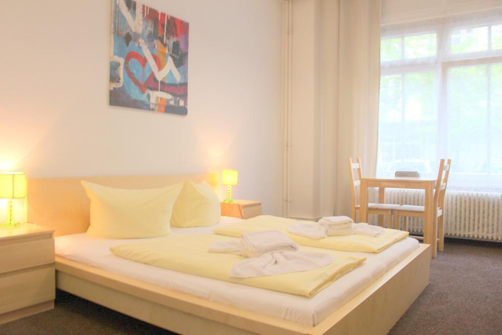 Pension Central Hostel Берлин Екстериор снимка