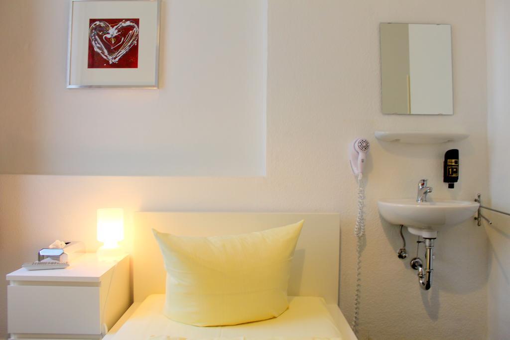 Pension Central Hostel Берлин Екстериор снимка