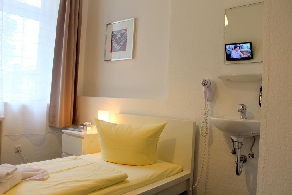 Pension Central Hostel Берлин Екстериор снимка