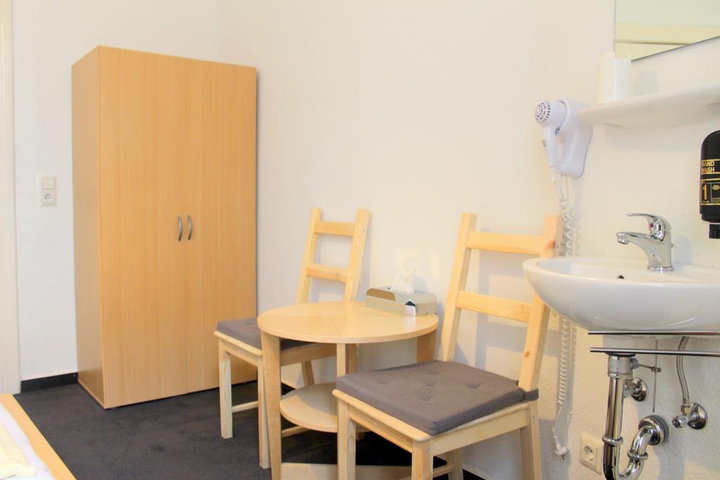 Pension Central Hostel Берлин Екстериор снимка