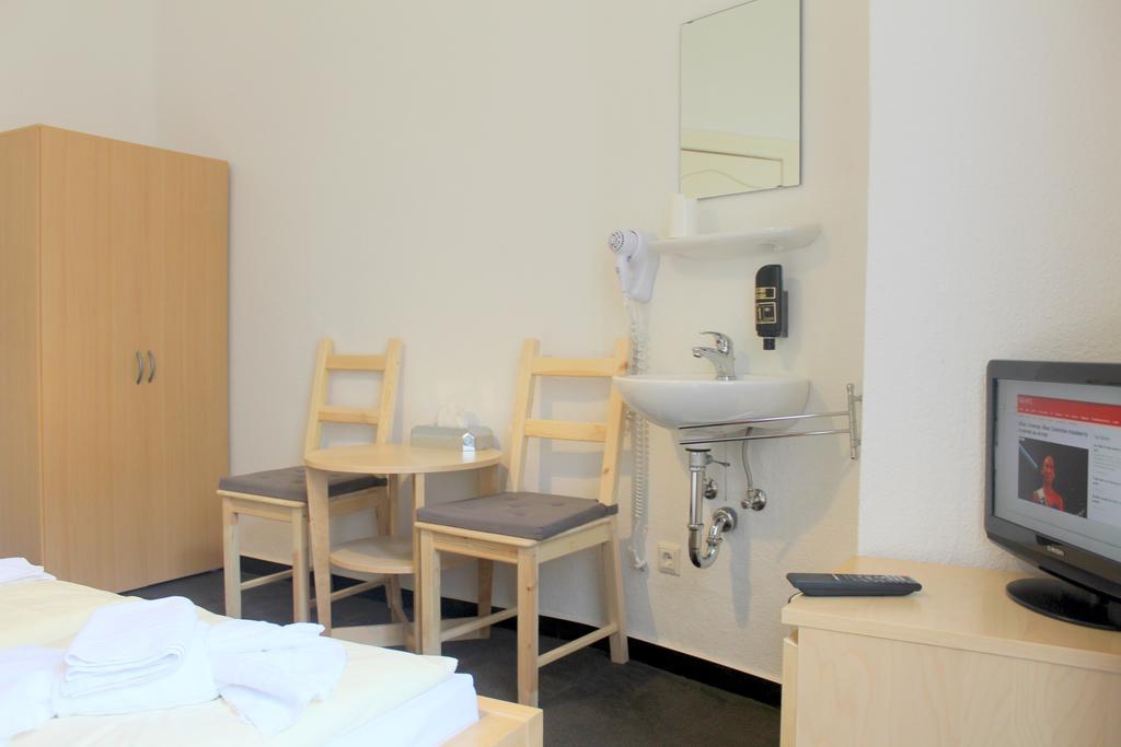 Pension Central Hostel Берлин Екстериор снимка
