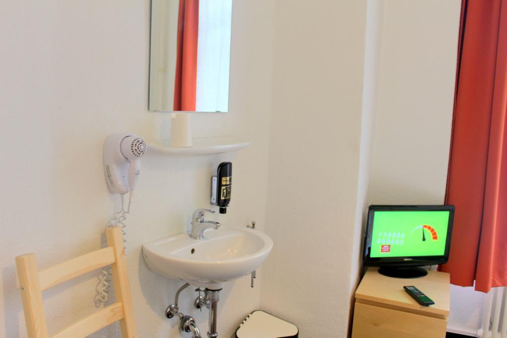Pension Central Hostel Берлин Екстериор снимка