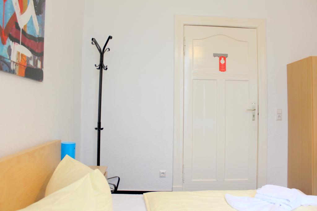 Pension Central Hostel Берлин Екстериор снимка